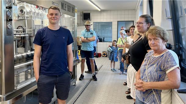 Gerstensaft, Ballonfahrten und Oldtimer: So liefen die Biertage in Abbehausen Eine Besuchergruppe schaut sich eine Füllanlage an.
