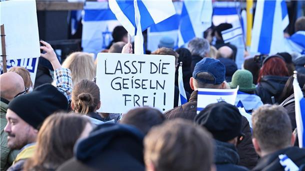 „Lasst die Geiseln frei“: Eine Demonstrantin mit einem Transparent auf der Kundgebung „Jüdisches Leben Berlin“ für Israel und gegen Antisemitismus.