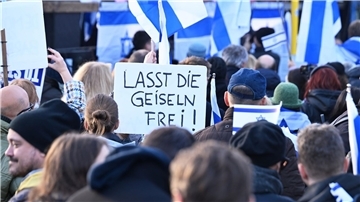 „Lasst die Geiseln frei“: Eine Demonstrantin mit einem Transparent auf der Kundgebung „Jüdisches Leben Berlin“ für Israel und gegen Antisemitismus.