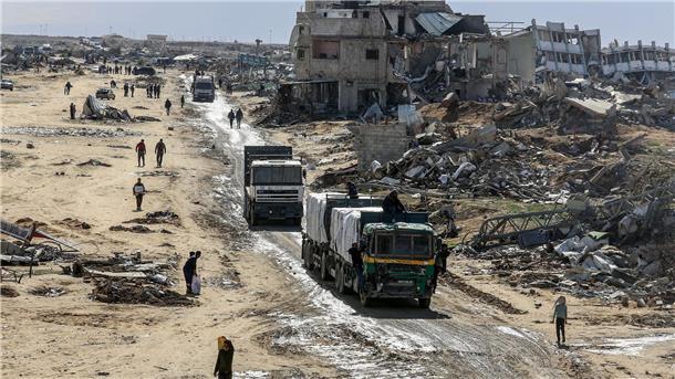 UN-Nothilfeprogramm: Mehr Hilfsgüter erreichen Gaza Lastwagen bringen dringend benötigte Hilfsgüter.