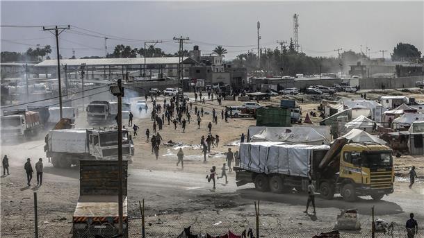 Tote nach Sturm auf Gaza-Hilfsgüter: UN fordern Untersuchung Lastwagen mit Hilfsgütern fahren in den Gazastreifen ein - die humanitäre Lage ist laut Hilfsorganisationen katastrophal (Archivbild).