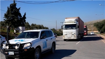 Lastwagen mit Hilfsgütern für Syrien folgen einem UN-Fahrzeug am türkischen Grenzübergang im Südosten der Türkei.