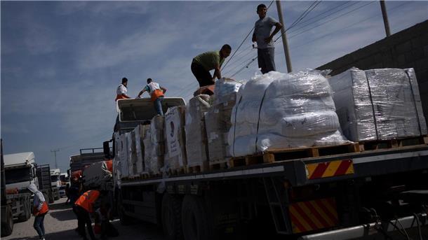 Lastwagen mit humanitärer Hilfe für den Gazastreifen in Rafah.