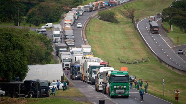 Lastwagenfahrer protestieren auf einer Autobahn gegen das Ergebnis der Präsidentenwahl.