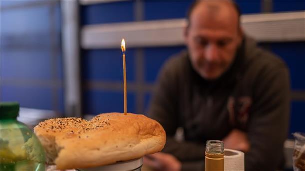 Lastwagenfahrer streiken auf der Raststätte Gräfenhausen in Südhessen - am Ostersonntag sogar mit Osterkerze.