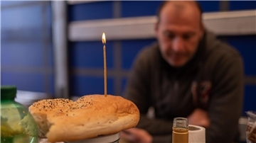 Lastwagenfahrer streiken auf der Raststätte Gräfenhausen in Südhessen - am Ostersonntag sogar mit Osterkerze.