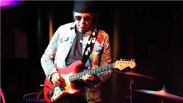 Latino Blues vom Feinsten: Javier Vargas und seine Band heizten am Sonntag in Bostelmanns Saal gewaltig ein.