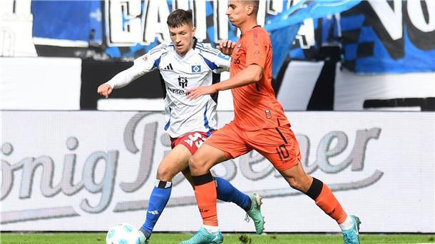 Laufduell zwischen Hamburgs Noah Katterbach (l) und Paderborns Koen Kostons.