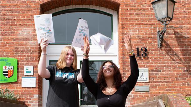 Laura (links) und Fatima wollen zeigen, dass die Jugend besser ist als ihr Ruf. Die Flyer für die Veranstaltung am 10. September verteilen sie natürlich selbst.