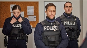 Laura (Lisa Vicari), Lupus (Ludwig Trepte, M) und Igor (Pascal Houdus) müssen beim Chef antreten.