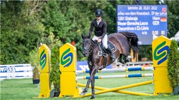 Laura Meyer-Benecke führt mit ihrer Dialaraja den Wesermünder Springcup an. In Elmlohe holte sich das Duo jüngst den Kreismeistertitel bei den Junioren.