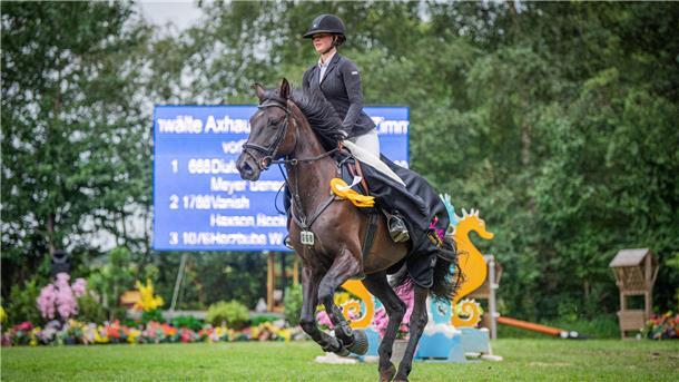 Laura Meyer-Benecke gewinnt zum dritten Mal das Finale der Springprüfung Klasse A* der Junioren-Kreismeisterschaft. 