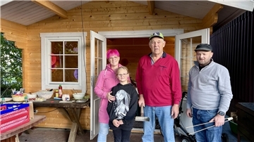 Laura Schwolow, ihre Tochter Emma, Wilfried Buchholz und Luer Thaden in der Dorfhütte Sillens