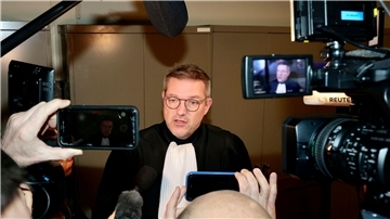 Laurent Kennes, der Anwalt des ehemaligen Europaparlamentariers Pier Antonio Panzeri, spricht vor einer Gerichtsanhörung im Palais de Justice in Brüssel mit den Medien.