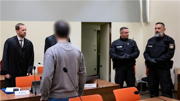 ICE-Messerangreifer zu 14 Jahren Haft verurteilt Laut Anklage hatte der Mann 2021 in dem Fernzug Passau-Hamburg vier Männer angegriffen und mit einem Messer zum Teil schwer verletzt.