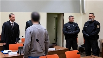 Laut Anklage hatte der Mann 2021 in dem Fernzug Passau-Hamburg vier Männer angegriffen und mit einem Messer zum Teil schwer verletzt.