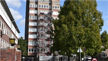 Laut Baudezernent Theo Dworak prüft die Stadtverwaltung, ob die Montage von Solarmodulen am Rathausturm Sinn ergibt.