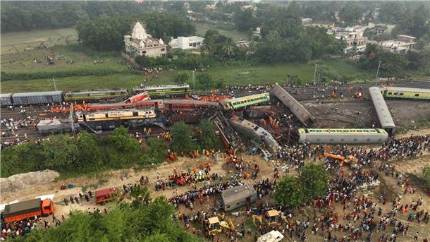 Schweres Bahnunglück erschüttert Indien Laut Behörden waren drei Züge an dem Unfall beteiligt.