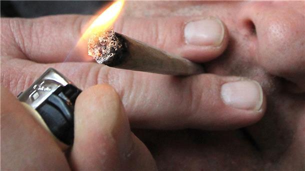 Kiffen in Bremerhavens Gastro: Wo soll der Joint lieber ausbleiben? Ein Mann ascht in einer Rauchkneipe seine Zigarette ab.