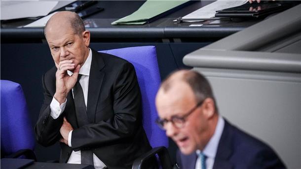 Laut der Forsa-Umfrage würden 33 Prozent für Olaf Scholz stimmen und 31 Prozent für Friedrich Merz (r).
