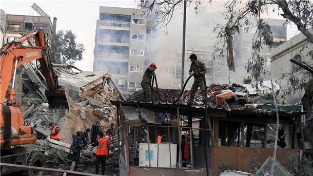 Iran droht Israel mit Vergeltung - Sorge vor Eskalation Laut der staatlichen syrischen Nachrichtenagentur Sana wurde bei dem Angriff das Gebäude der Konsularabteilung völlig zerstört.