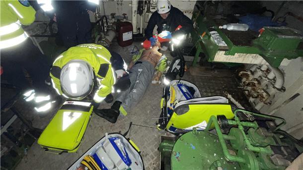 Wie Ärztinnen und Ärzte sich auf Einsatz auf See vorbereiten Laut, dunkel und voller Hindernisse: Die Rettung einer bewusslosen Person im Maschinenraum eines Schiffes auf hoher See erlernten Ärztinnen udn Ärzte jetzt in einem Assessment Center der Johanniter-Offshore Rettung in Elsfleth.