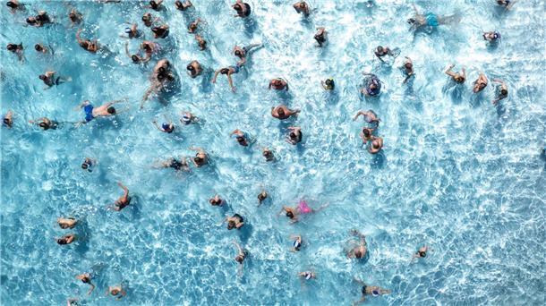 Laut DWD ist der Juli oft der wärmste Monat des Jahres. Für die Frühstarter heißt es bei Hitze: Ab ins Schwimmbad! (Symbolbild)