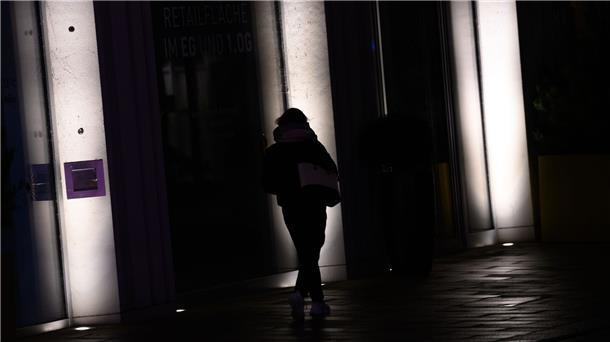 Befragung: Frauen fühlen sich an vielen Orten unsicher Laut einer Befragung meidet mehr als jede zweite Frau „häufig“ oder „sehr oft“ bestimmte Straßen, Parks oder Plätze, weil sie sich dort nicht sicher fühlt. (Archivbild)