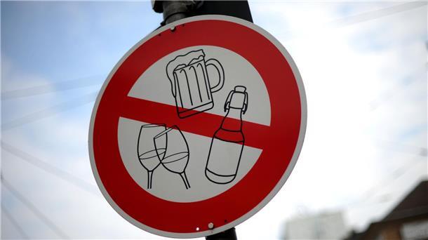 DAK: Zwei Drittel der Deutschen finden Fasten sinnvoll Laut einer DAK-Umfrage würden die meisten Menschen beim Fasten auf Alkohol verzichten.