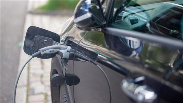 Der lange Weg zum bezahlbaren E-Auto Laut einer Studie der Unternehmensberatung Deloitte sind E-Autos mit durchschnittlich 42.000 Euro 11.000 Euro teurer als Verbrenner.