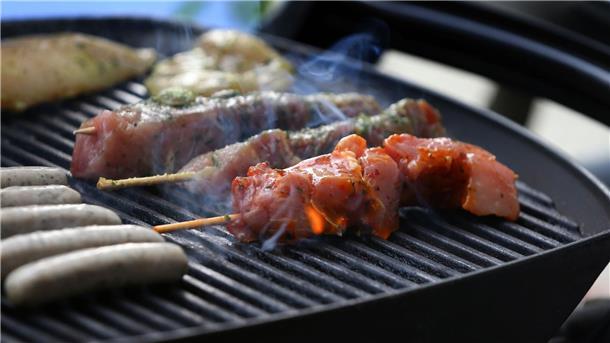 Können Männer wählen, essen sie mehr Fleisch als Frauen Laut einer Studie wird in vielen Kulturen der Konsum von Fleisch mit Männlichkeit und Potenz in Verbindung gebracht.