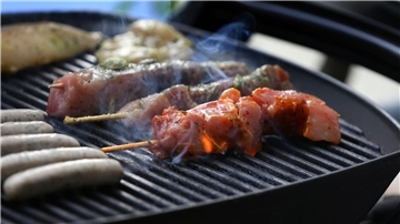 Laut einer Studie wird in vielen Kulturen der Konsum von Fleisch mit Männlichkeit und Potenz in Verbindung gebracht.