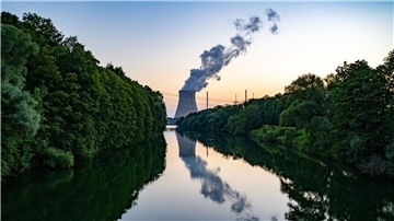 Laut einer Umfrage sind mehr als die Hälfte für einen Weiterbetrieb der deutschen Atomkraftwerke.
