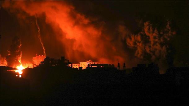 Bericht: Jordanische Luftwaffe wirft Hilfsgüter über Gaza ab Laut eines Berichts sind medizinische Hilfsgüter und Medikamente per Fallschirm über einem jordanischen Feldlazarett in Gaza abgeworfen worden.