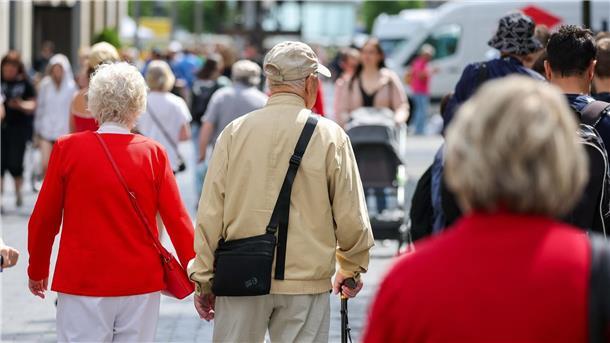 Laut Funke Mediengruppe haben sich bei den Sozial- und Wohlfahrtsverbänden zahlreiche Grundrentenbezieher gemeldet, denen nach der Einkommensprüfung die Bezüge gekürzt wurden.