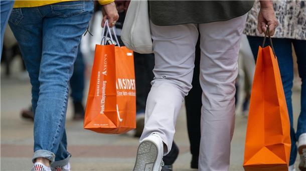 GfK-Konsumklima sinkt: Furcht vor Inflation und Rezession Laut GfK deutet die aktuelle Entwicklung der Verbraucherstimmung darauf hin, dass die Konsumenten wieder stärker verunsichert sind.