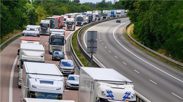 Exportwirtschaft schätzt den Osten - Polen im Fokus Laut Statistik haben die Grenzkontrollen bislang keine negativen Auswirkungen auf die Handelsbilanz. Doch sie kosten die Unternehmen Zeit und Geld.