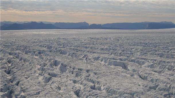 Risse im grönländischen Eisschild wachsen immer schneller Laut Studie haben sich die Brüche in der Eisdecke in nur fünf Jahren deutlich ausgeweitet.