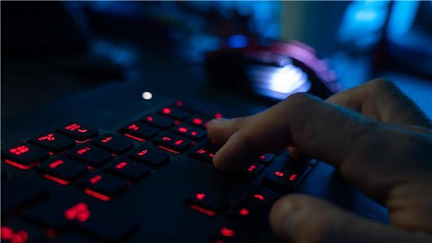 Cyberangriffe werden häufiger - Regelungen gefordert Laut TÜV-Verband ist seit dem Beginn des Angriffskriegs Russlands gegen die Ukraine auch die Zahl an Cyberangriffen gegen deutsche Unternehmen gestiegen (Symbolbild).