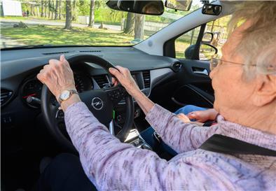 Laut Verkehrsunfallstatistik stellen ältere Autofahrer kein erhöhtes Gefährdungspotential dar. Für die meisten Unfälle ist die mittlere Generation verantwortlich.
