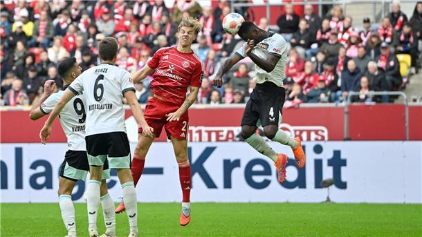 Lauterns Maxwell Gyamfi (re.) beim Kopfballversuch gegen die Fortuna  