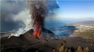 Lava fließt im November 2021 aus dem Vulkan auf der Kanareninsel La Palma.