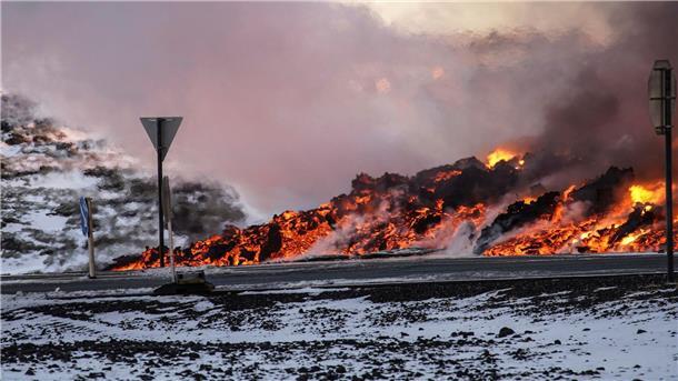 Island erlebt dritten Vulkanausbruch seit Dezember Lava ist nach einem Vulkanausbruch an der Straße nach Grindavík auf Island zu sehen.