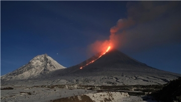 Lava strömt aus dem Vulkan Kljutschewskoi.