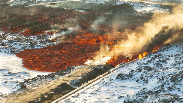Island erlebt dritten Vulkanausbruch seit Dezember Lava trifft auf die Heißwasserleitung auf der Straße zur Blauen Lagune.