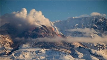 Lava und Dampf sind während eines Ausbruchs des Vulkans Schiwelutsch auf der Halbinsel Kamtschatka zu sehen (November 2022).