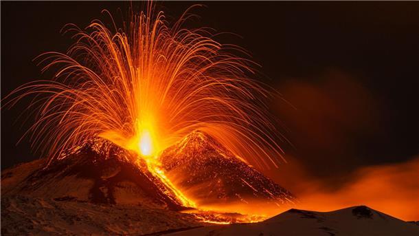 Ätna spuckt wieder Lava Lava wird whrend einer Eruption aus dem Südostkrater des Ätna geschleudert. Das Naturschauspiel wurde von Nicolosi bei Catania aus aufgenommmen.