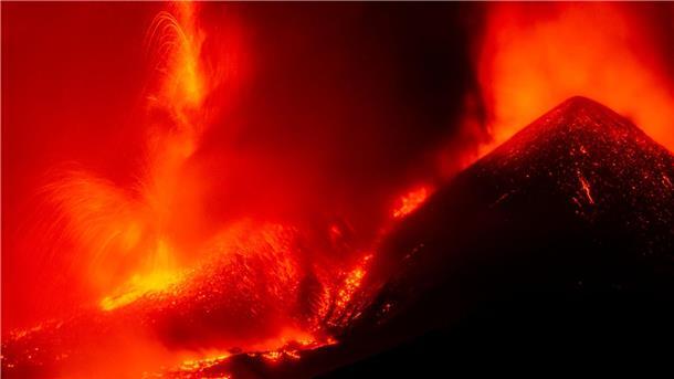 Ätna spuckt Lava und Asche - Flughafen Catania vorerst zu Lavaströme fließen aus dem Ätna vom Südostkrater in Nicolosi.