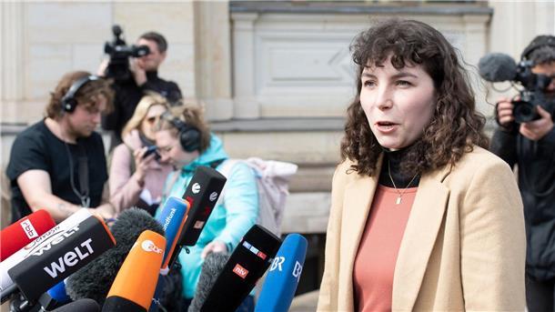 Wissing trifft „Klimakleber“ Lea Bonasera steht nach dem Gespräch mit Volker Wissing Journalisten Rede und Antwort.