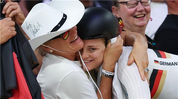Silber-Coup für Friedrich im Sprint - „Bin mega happy“ Lea Sophie Friedrich wird von ihren Eltern gefeiert.
